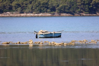 Gölde ağları olan balıkçı teknesi.