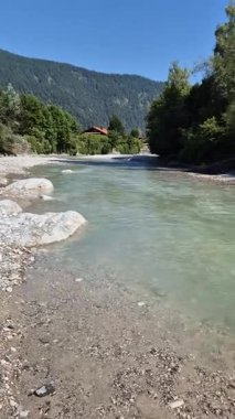 Garmisch-Partenkirchen yakınlarındaki Alplerdeki dağ nehri..