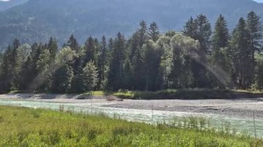 Garmisch-Partenkirchen yakınlarındaki Alplerdeki dağ nehri..