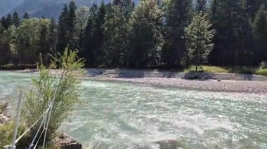 Garmisch-Partenkirchen yakınlarındaki Alplerdeki dağ nehri..
