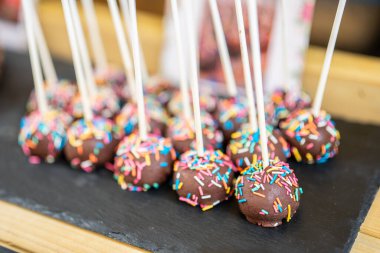 Ev yapımı çikolatalı trüf şekerlerle kaplı.