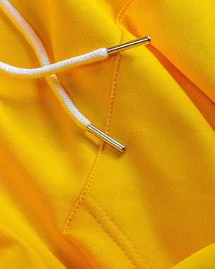 İzole edilmiş temiz bir arka plana sahip eşofman üstü, vitrinler tarzı ve konforu, bu yüksek çözünürlüklü resim temiz bir arkaplan üzerine serili bir sweatshirt yakalar.. 