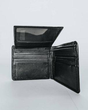 Premium siyah deriden yapılmış el yapımı erkek cüzdanı. Cüzdanın ayrıntılı resmi.