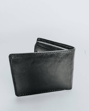 Premium siyah deriden yapılmış el yapımı erkek cüzdanı. Cüzdanın ayrıntılı resmi.