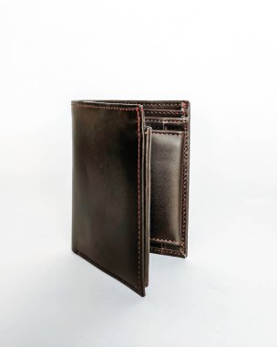 Premium siyah deriden yapılmış el yapımı erkek cüzdanı. Cüzdanın ayrıntılı resmi.