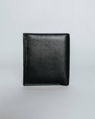 Premium siyah deriden yapılmış el yapımı erkek cüzdanı. Cüzdanın ayrıntılı resmi.