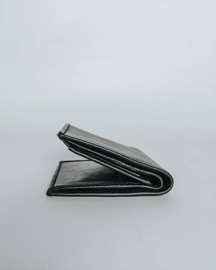 Premium siyah deriden yapılmış el yapımı erkek cüzdanı. Cüzdanın ayrıntılı resmi.