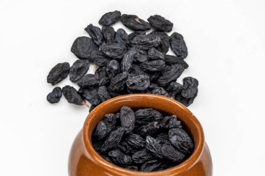 Siyah Kuru Üzümler Kasede, Kara Kuru Üzümler Yığını, Beyaz Arkaplanda İzole Edilmiş