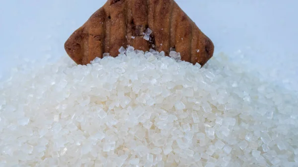 Şeker Yığınına Çok Yakın Saklambaç Batırılmış Beyaz Arka Planda Izole — Stok fotoğraf