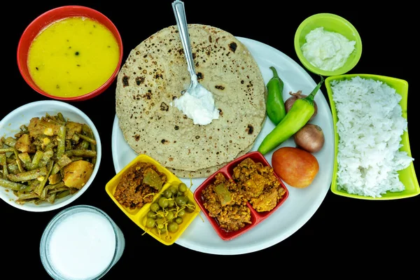 Gujarati Öğle Yemeği Tabağı Beyaz Tereyağlı Tortilla Yeşil Biber Soğan — Stok fotoğraf