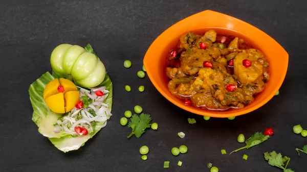 Gujarati Rasiya Muthiya柳橙碗混合蔬菜 古吉拉提食品 — 图库照片