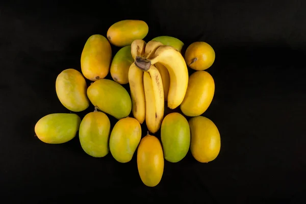 Bananen Auf Einem Haufen Mangos Mit Kopierraum Isoliert Auf Schwarzem — Stockfoto