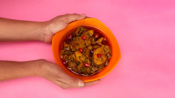 番茄酱在橙子碗中的混合蔬菜 双手拿着混合蔬菜碗的印度妇女 粉红背景上的隔离 — 图库照片
