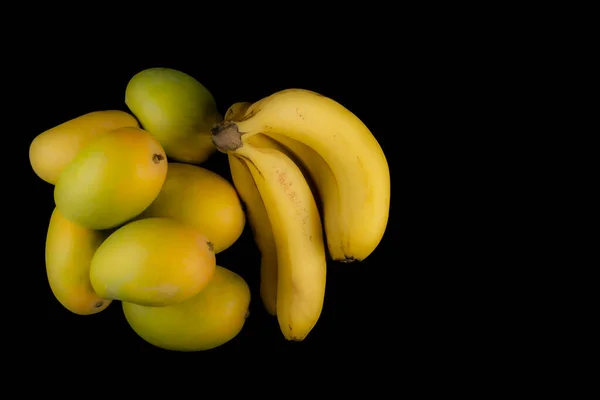 Mangos Mit Bananen Isoliert Auf Schwarzem Hintergrund Kopierraum — Stockfoto