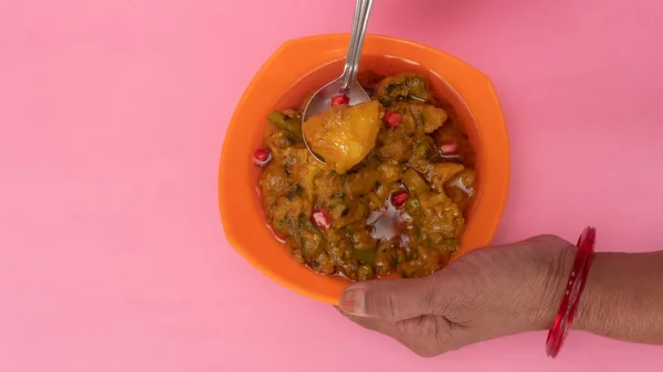 搭配蔬菜Gujarati Rasiya Muthia Orange Bowl Indian Woman Taking Spoon Mixed — 图库照片