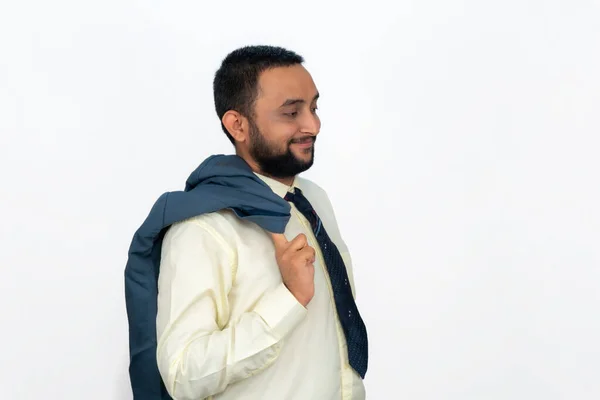 Stylový Obchodní Muž Kravatou Visící Kabát Rameni Izolované Bílém Pozadí — Stock fotografie