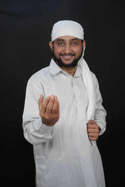Religieuze Aziatische Moslim Jongen Die Salaam Camera Zegt Vreedzaam Heerlijk — Stockfoto