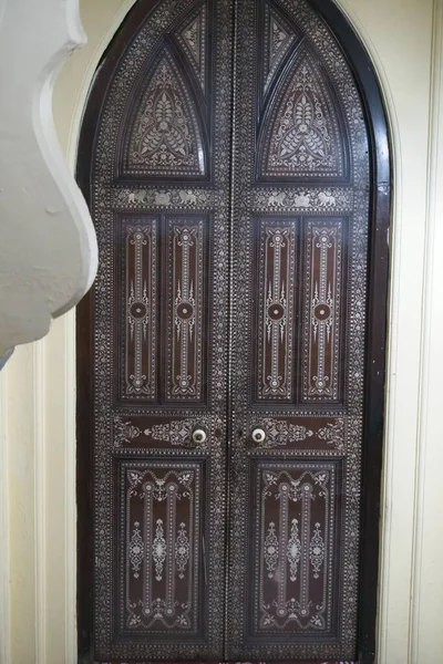 Mysore インド 2023年3月 ミャンマーの美しく歴史的なアンビラス宮殿の扉のインテリアビュー カルナータカ州 インド ドアに選択的フォーカス — ストック写真