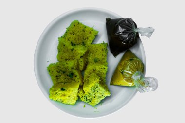 Popüler Hint / Gujarati Tabağı Geleneksel Sokak Yemekleri Khaman Dhokla Beyaz Tabakta, Kopya Alanı 'nda servis ediliyor.