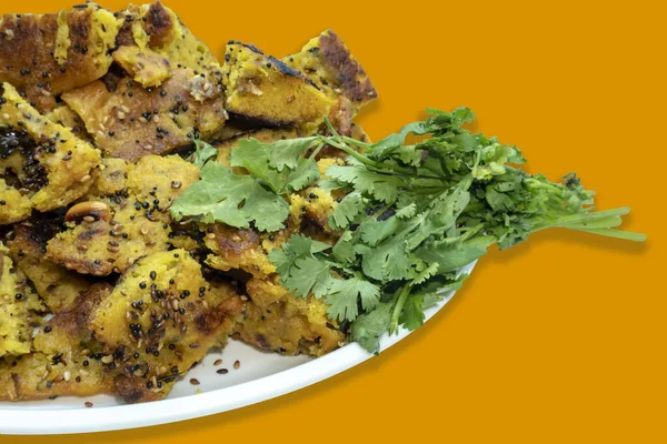 Sehr Nahaufnahme Gujarati Handvo Handwa Gemüsekuchen Kleine Handstücke Mit Korianderblättern — Stockfoto