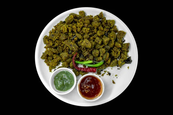 古吉拉提小吃Muthiya 蒸煮健康食品 完全隔离在黑色背景上 — 图库照片