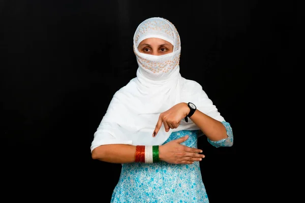 stock image Young Indian Woman Shows Tricolor Bangles, Finger Smeared With Ink After Casting Her Vote With Cross Hand