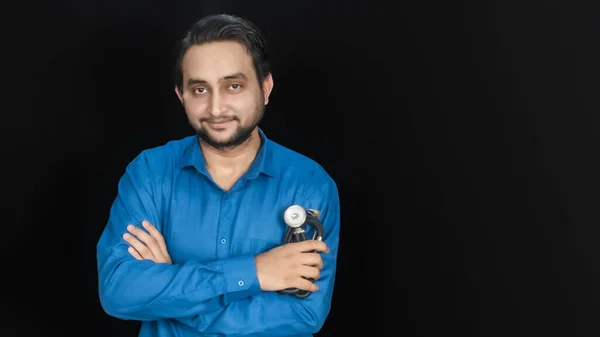 South Asian Young Male Doctor Håller Ett Stetoskop Höger Hand — Stockfoto