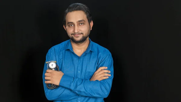 Güney Asyalı Genç Bir Doktor Sol Elinde Steteskop Tutuyor Siyah — Stok fotoğraf