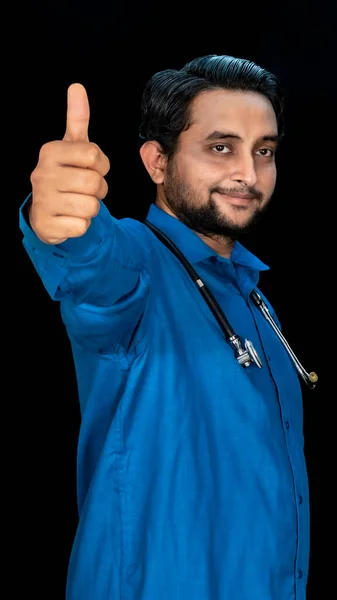 Południowo Azjatycki Młody Lekarz Trzymający Stetoskop Ramieniu Izolowany Czarnym Tle — Zdjęcie stockowe