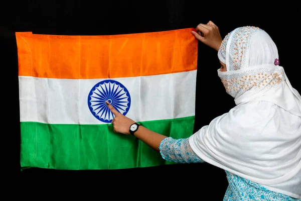 彼女の手の中にトリコロールを保持若いインドの女性 彼女の投票を鋳造した後 インクの指が表示されます インドの旗 黒の背景に隔離 — ストック写真
