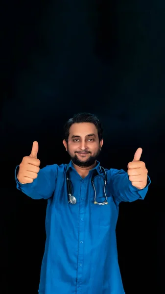 Médico Masculino Joven Del Sur Asia Sosteniendo Estetoscopio Hombro Aislado —  Fotos de Stock