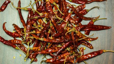 Siyah arka planda kurutulmuş kırmızı biber.