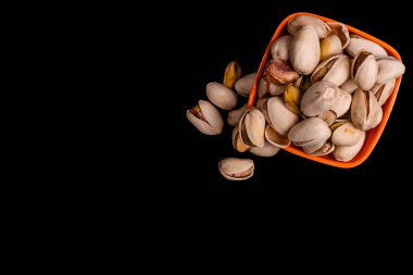 Fıstıklar siyah arkaplanda izole.