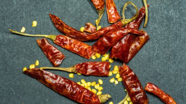Siyah arka planda kurutulmuş kırmızı biber.