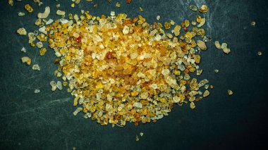 Siyah parlak bir yüzeyde sakız kristalleri