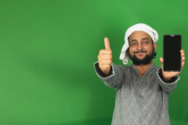 Genç Hintli Çiftçi Cep ve Sağ Kollarını Yeşil Ekranda Gösteriyor, Boşluğu Kopyala