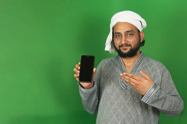 Młody Indyjski Rolnik Pokazuje Swój Telefon Prawej Ręce Zielonym Ekranie — Zdjęcie stockowe