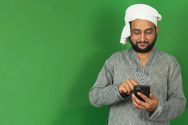 Indyjski Młody Rolnik Robi Coś Lewą Ręką Jego Mobilnym Ekranie — Zdjęcie stockowe