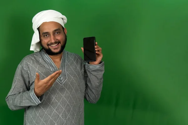 Młody Indyjski Rolnik Pokazuje Swój Telefon Lewej Ręce Zielonym Ekranie — Zdjęcie stockowe