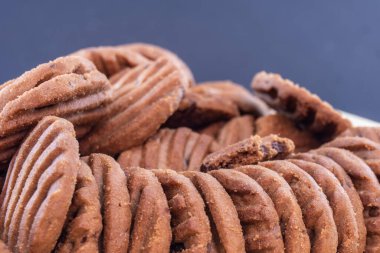 Manny 'nin çikolatalı kurabiyelerinin ya da bisküvilerin yakın çekim görüntüsü. Üst tarafa uzayı kopyala. Seçici Odaklanma