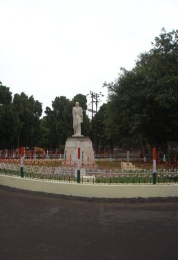 Har Ghar Tiranga Yatra. RAJKOT, GUJARAT, INDIA, DATED 13-08-2023 tarihli, Mahatma Gandhi Heykeli Sokak Dekorasyonu, Har Ghar Tiranga Yatra, Hindistan Başbakanı Shree Narendra Modi, vatandaşları Hindistan Ulusal Bankası 'nı kurmaya çağırdı. ...