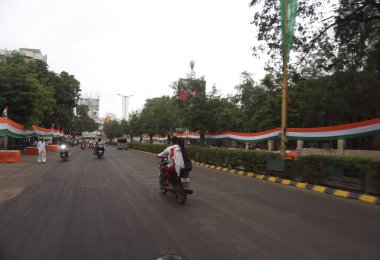 Har Ghar Tiranga Yatra. RAJKOT, GUJARAT, INDIA, DATED 13-08-2023 tarihli, Jubilee Baug Caddesi Dekorasyonu Merkezi, Har Ghar Tiranga Yatra, Hindistan Başbakanı Shree Narendra Modi, vatandaşları Hindistanlı ...