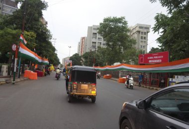 Har Ghar Tiranga Yatra. RAJKOT, GUJARAT, INDIA, DATED 13-08-2023 tarihli Sharda Baug Chowk Street Dekorasyonu Har Ghar Tiranga Yatra, Hindistan Başbakanı Shree Narendra Modi, vatandaşları Hindistan Ulusal Bayrağını göndere çekmeye çağırdı. ...