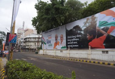 Har Ghar Tiranga Yatra. RAJKOT, GUJARAT, INDIA, DATED 13-08-2023 tarihli, Har Ghar Tiranga Yatra 'nın Jubilee Baug Caddesi' ndeki Uzun Sancakları Merkezi, Hindistan Başbakanı Shree Narendra Modi, vatandaşları Hindistanlı ...