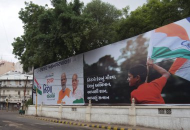 Har Ghar Tiranga Yatra. RAJKOT, GUJARAT, INDIA, DATED 13-08-2023 tarihli, Har Ghar Tiranga Yatra Sancakları Jubilee Baug Caddesi 'nde, Hindistan Başbakanı Shree Narendra Modi, vatandaşları her iki eve de Hint Ulusal Bayrağı çekmeye çağırdı.