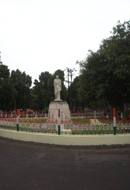Har Ghar Tiranga Yatra. RAJKOT, GUJARAT, INDIA, DATED 13-08-2023, Mahatma Gandhi 'nin Jubilee Baug' daki Portresi, Sokak Dekorasyonu, Har Ghar Tiranga Yatra, Hindistan Başbakanı Shree Narendra Modi, vatandaşları ...