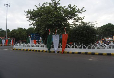 Har Ghar Tiranga Yatra. RAJKOT, GUJARAT, INDIA, DATED 13-08-2023 tarihli, Har Ghar Tiranga Yatra, Insanlar Sokak Dekorasyonuna Toplanıyor, Hindistan Başbakanı Shree Narendra Modi, vatandaşları Hindistan Ulusal Bayrağını göndere çekmeye çağırdı....