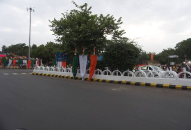 Har Ghar Tiranga Yatra. RAJKOT, GUJARAT, INDIA, 13-08-2023 tarihleri arasında, Hindistan Başbakanı Shree Narendra Modi, Har Ghar Tiranga Yatra 'ya katılmak için toplanan insanlar, her birinde Hindistan Ulusal Bayrağını göndere çekmeye çağırdı. ...