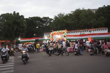 Har Ghar Tiranga Yatra. RAJKOT, GUJARAT, INDIA, DATED 13-08-2023 tarihli Uzun Görüş, Hindistan Başbakanı Shree Narendra Modi, Har Ghar Tiranga Yatra için Selfie çekmek için toplandı....