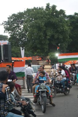 Har Ghar Tiranga Yatra. RAJKOT, GUJARAT, INDIA, tarih 13-08-2023, İnsanlar bisikletle Har Ghar Tiranga Yatra, Hindistan Başbakanı Shree Narendra Modi 'ye katılmak için bir araya geldiler. ...